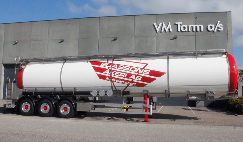 stor-kemitank-i-hvid-og-roed-foran-vm-tarm_19299.jpg
