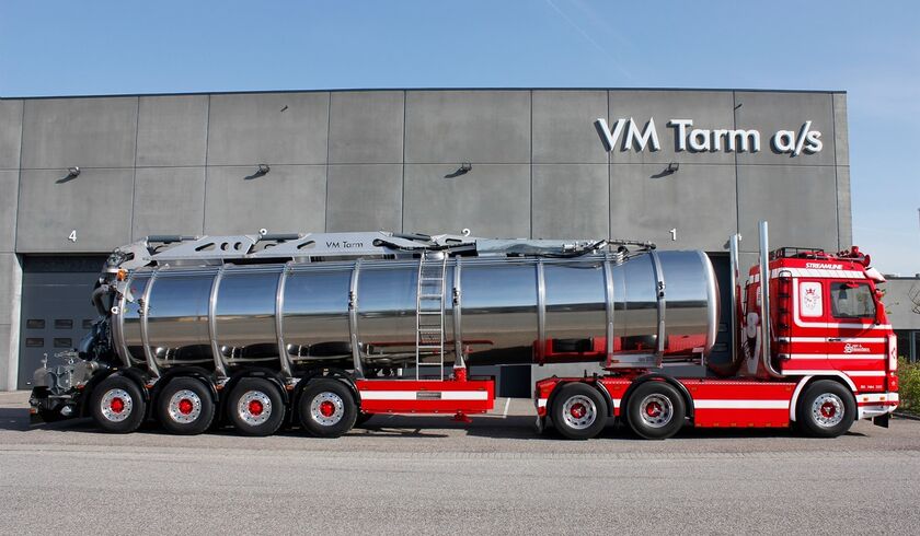 retro-semitrailer-i-roed-foran-vm-tarm_19119.jpg