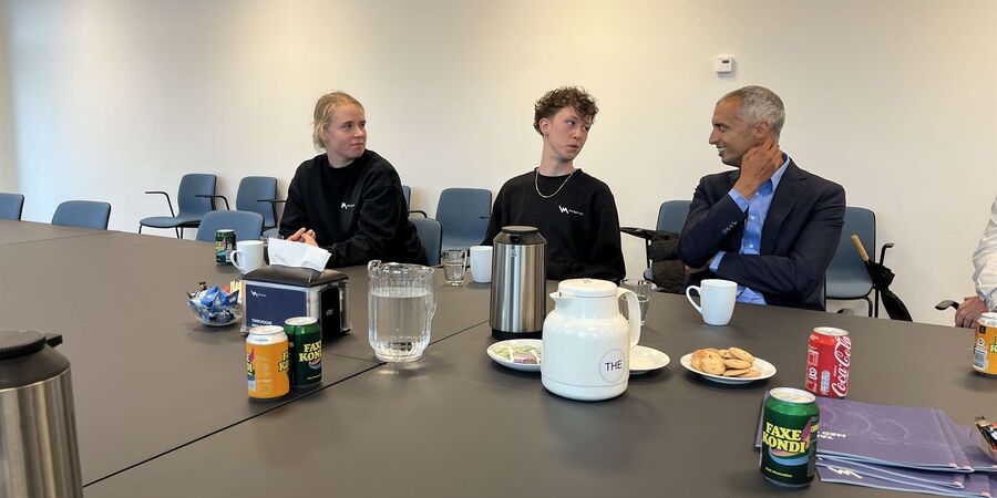  Mattias Tesfaye på besøg hos VM Tarms unge medarbejdere